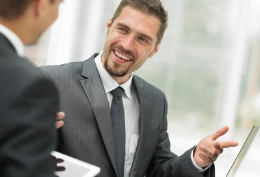 closeup.business ortakları iş sorunları tartışıyor