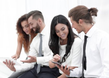 İş işçi dijital tablet kullanma.