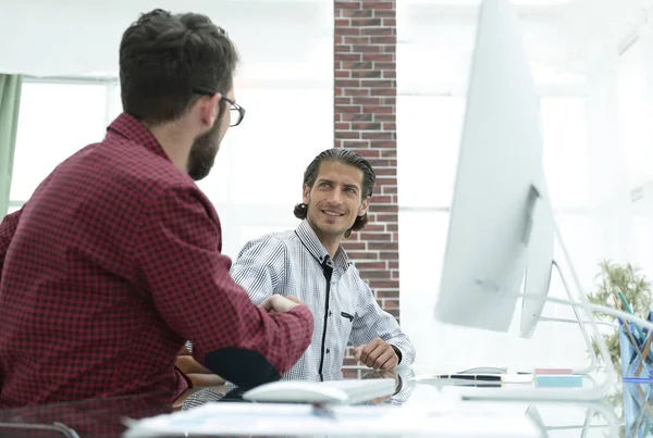 Zwei Männer beim Händedruck im Büro — Stockfoto