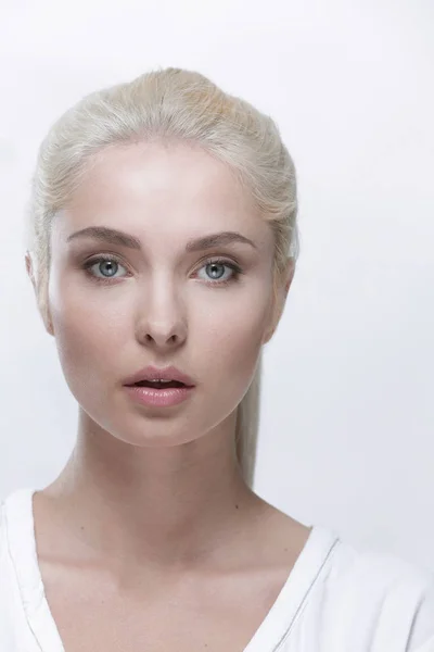 Portret van een mooie blonde vrouw met dagelijkse make-up — Stockfoto