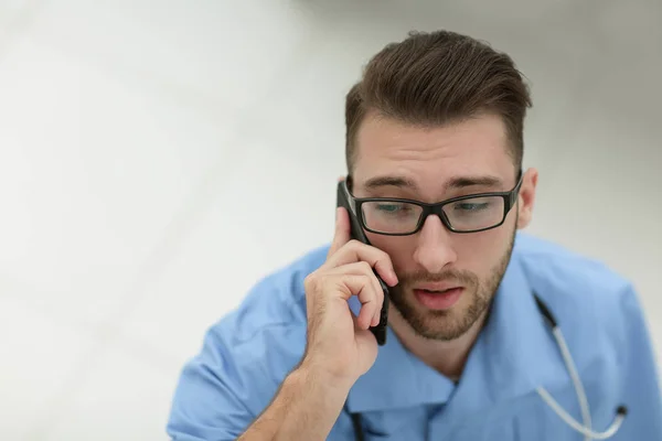 Läkaren talar i telefon — Stockfoto