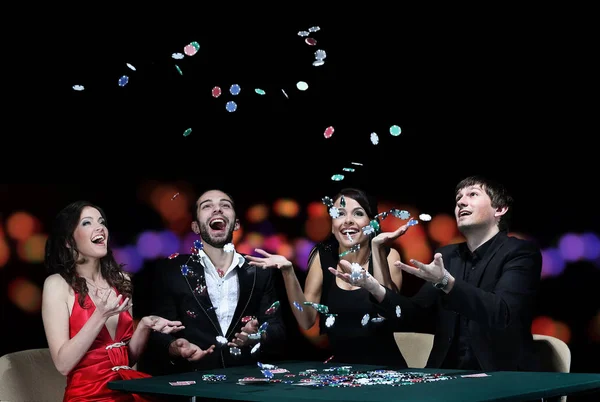 群的年轻人在赌场里玩扑克 — 图库照片