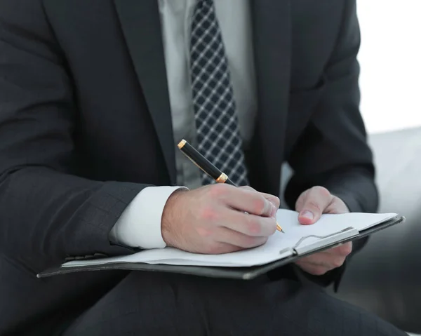 L'uomo d'affari firma un contratto. Tenendo la penna in mano . — Foto Stock