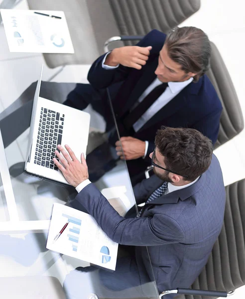 Empleados exitosos discutiendo temas importantes — Foto de Stock