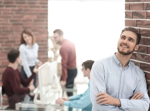 Empresario con colegas en segundo plano en la oficina —  Fotos de Stock