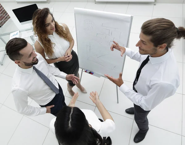 Geschäftsteam vor einem Flipchart. — Stockfoto