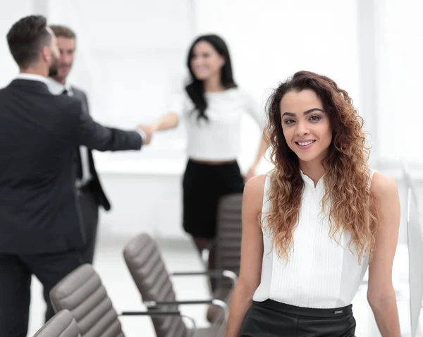 Mujer de negocios en el fondo del equipo de negocios — Foto de Stock