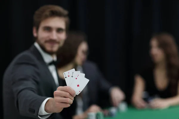 Spelare till casinot med en kombination av fyra ess. — Stockfoto