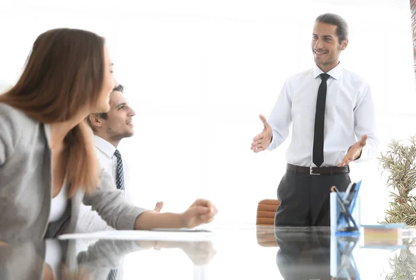 Affärsman vid möte med business-team — Stockfoto