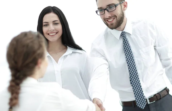 Jonge zakenvrouw schudden handen met een collega — Stockfoto