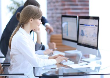 Genç profesyonel ve finansal veri tartışırken iş takım.