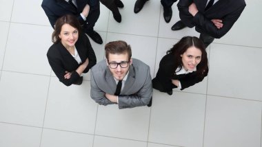 Yukarıdan bak. Genç ve gelecek vaat eden iş adamları