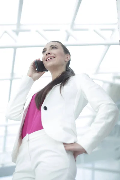 Senhora de negócios elegante falando ao telefone — Fotografia de Stock