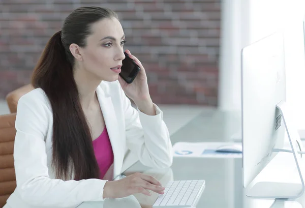 Werknemer gesprek met een klant aan de telefoon — Stockfoto