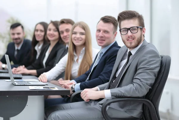 Бизнес-команда, сидящая за рабочим столом в конференц-зале — стоковое фото
