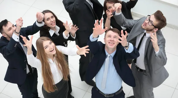 Vista de cima. alegre equipe de negócios mãos para cima — Fotografia de Stock