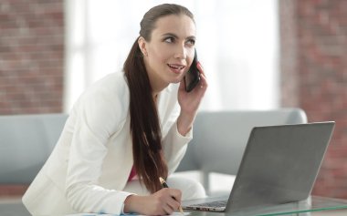 iş kadını mali belgeleriyle çalışma