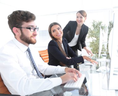 portre. iş takım tartışıyor