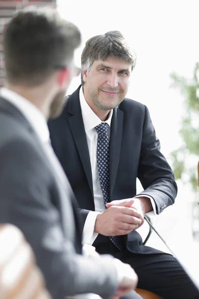 Nahaufnahme eines hochrangigen Managers gegen t — Stockfoto