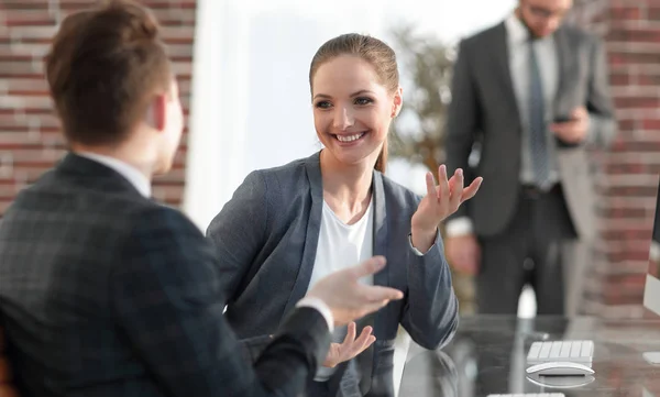 Activa joven empleada en la oficina — Foto de Stock