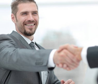 tatlı .handshake bir masa üzerine iş ortakları