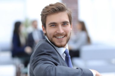 Başarılı iş adamı arka planda kendi personeli ile ayakta