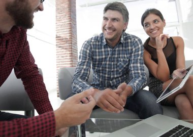 Temiz beyaz modern ofisinde çalışan iş adamları