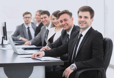 Proje Yöneticisi ve masada oturan profesyonel iş takım