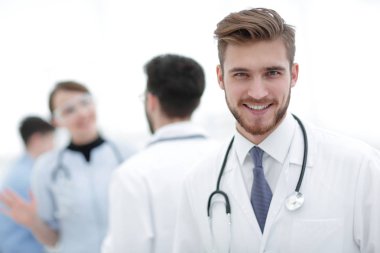 gülen dost erkek doktor portresi