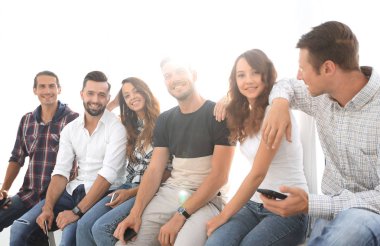 pencere kenarında oturan yaratıcı ekibi