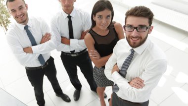 iş takım ayakta yanında boş bir flipchart