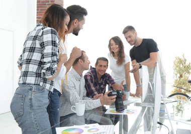 bir grup genç insan yeni fikirler tartışıyor