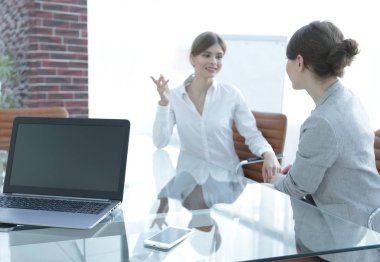 Bir iş adamının bilgisayarında bilgisayar ve akıllı telefon.