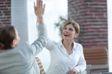 İş ekibinin üyeleri birbirlerine beşlik çakıyor..