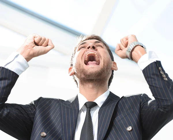 Retrato, empresario triunfante, aislado sobre fondo blanco — Foto de Stock