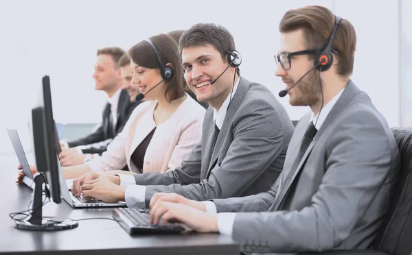 Centro de llamadas para empleados con auriculares en el lugar de trabajo — Foto de Stock