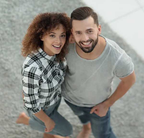 Ungt par ge varandra fem i nya vardagsrum — Stockfoto