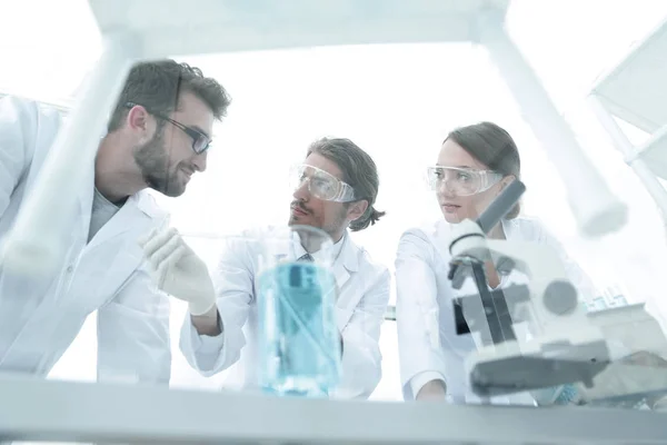 Grupo de científicos trabajando en un experimento en el laboratorio — Foto de Stock