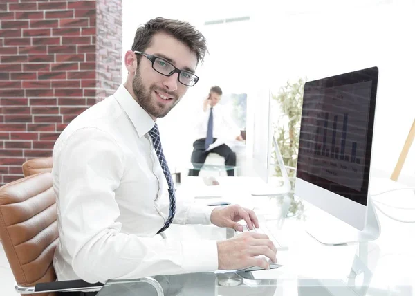 Selbstbewusster Geschäftsmann legt Finanzbericht vor — Stockfoto