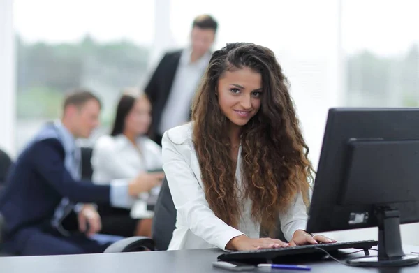 Manager kvinna som sitter bakom ett skrivbord — Stockfoto