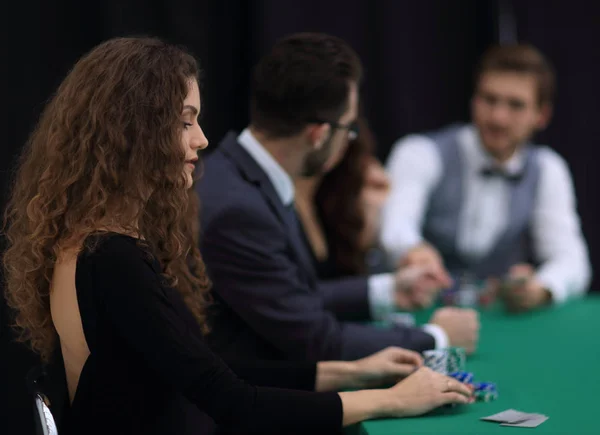 Die glücklichste Frau im Hintergrund der Spieler im Casino. — Stockfoto