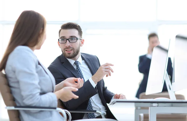 Business colleagues talking at their Desk — Stock Photo, Image