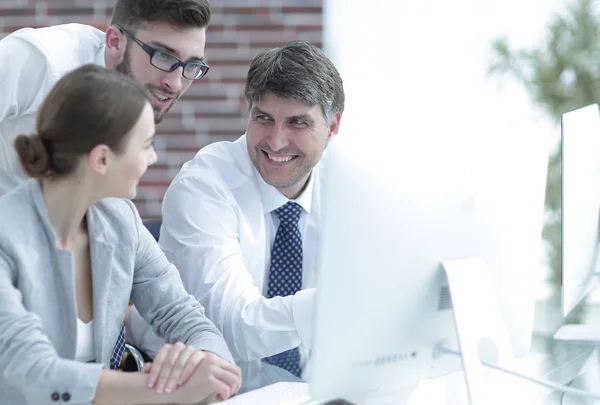 Vriendelijke business team op kantoor — Stockfoto