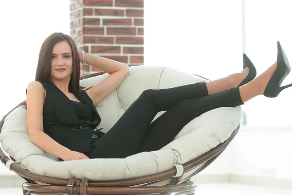 Mulher de negócios elegante sentado em uma cadeira confortável . — Fotografia de Stock