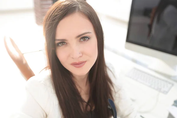 Cerrar mujer de negocios up.confident con gafas — Foto de Stock