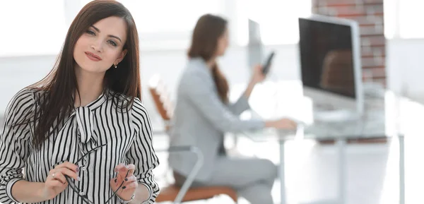 Donna d'affari di successo sullo sfondo del suo ufficio — Foto Stock