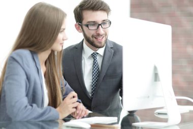 bir bilgisayardaki bilgilere tartışırken iş arkadaşları