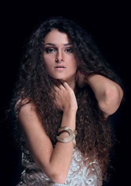 Kadın modeli uzun parlak dalgalı saç modeli ile.