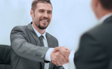 tatlı .handshake bir masa üzerine iş ortakları