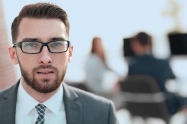 portre. Office arka plan üzerinde yönetici iş adamı.